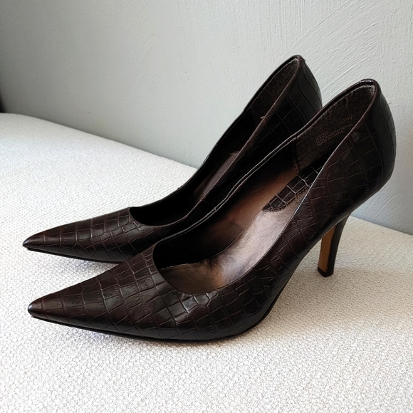 Shoes - Sbicca Women's Brown Alligator Print Pointed Toe High Heels Size 10W